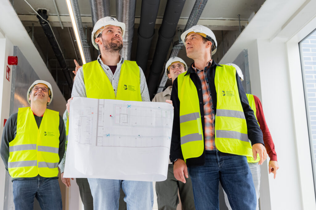Het team van Botec overloopt de plannen op de werf.